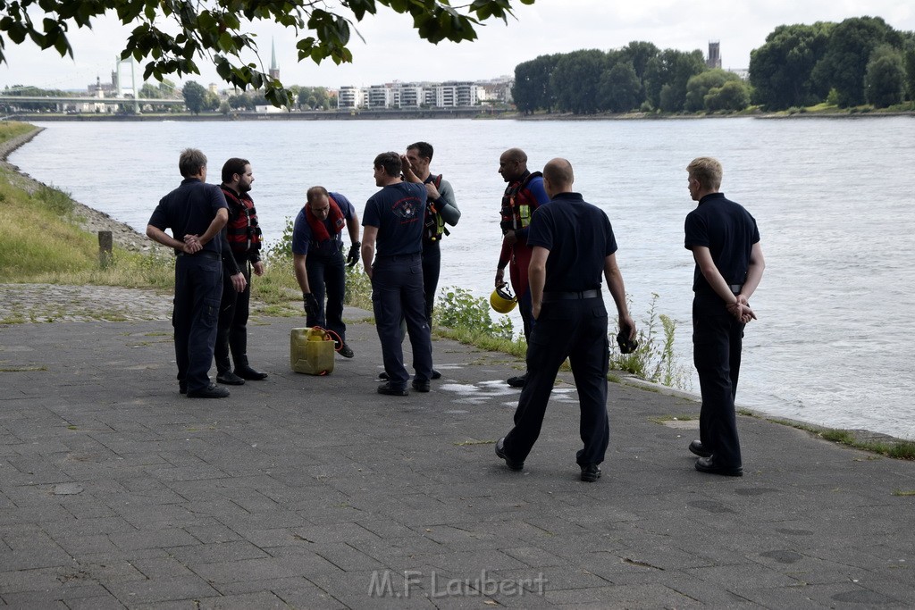 Uebung BF Taucher und Presse Koeln Zoobruecke Rhein P396.JPG - Miklos Laubert